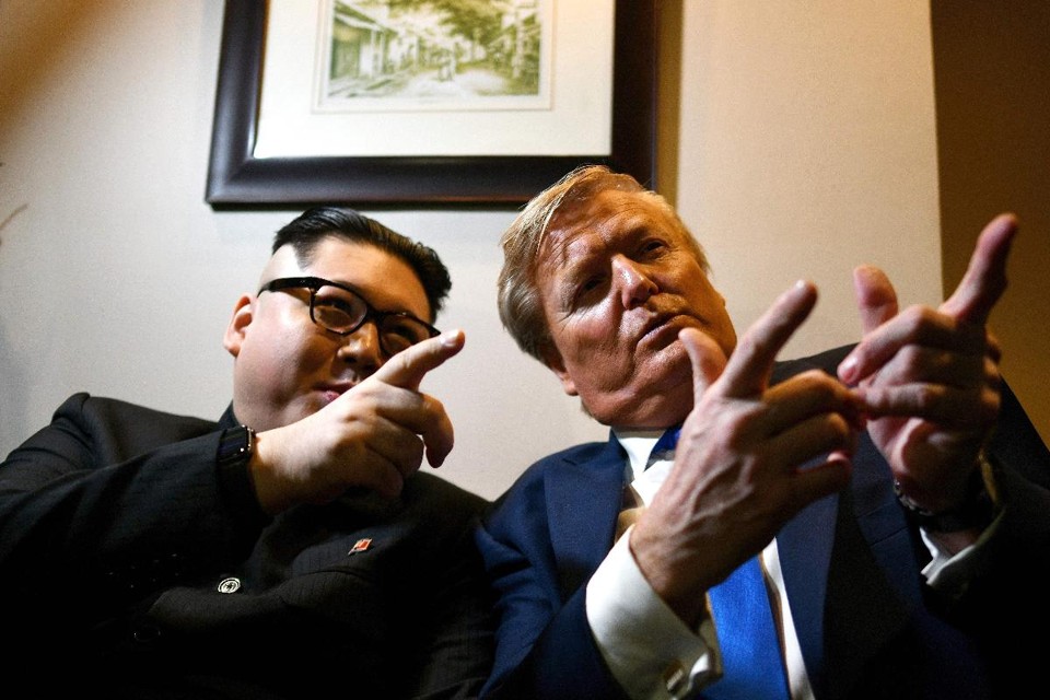 Sósias de Kim Jong-un, Howard X, e do presidente Donald Trump, Russel White, posam para fotos no Metropole Hotel em Hanói, em 22 de fevereiro de 2019 | MANAN VATSYAYANA/
AFP