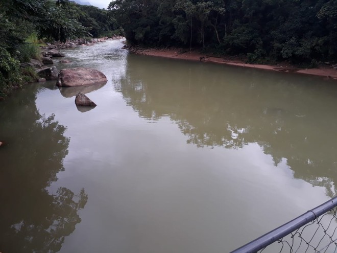 Antes de água transparente, Rio São João está verde desde o vazamento de óleo industrial na última quarta-feira. | 