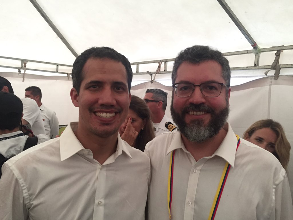 Ernesto Araújo com o presidente interino da Venezuela Juan Guaidó, em foto de 22 de fevereiro, em Cúcuta, Colômbia. | Divulgação/Twitter