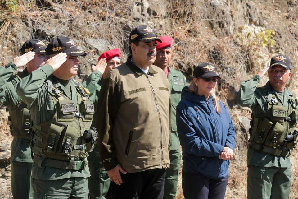 Foto divulgada pelo regime de Nicolás Maduro mostra o ditador venezuelano durante exercícios militares em Macarao, Caracas, 1 de fevereiro. | Distribuída por AFP