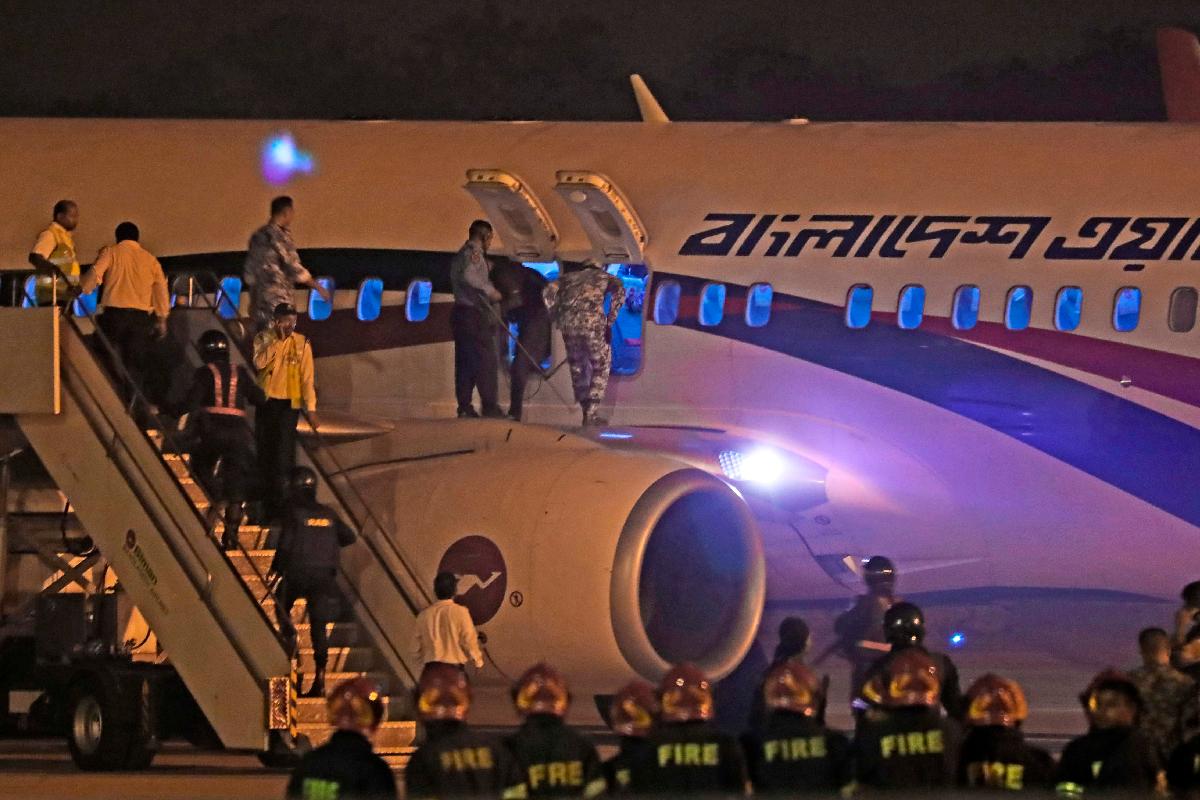 Forças de segurança entram em avião que teve de fazer pouso de emergência | AFP