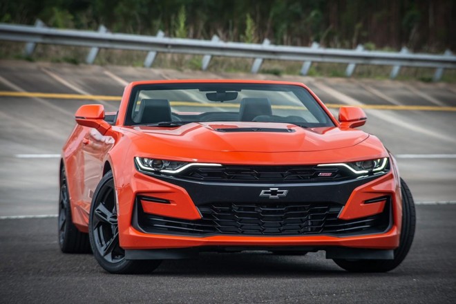 A nova dianteira do Camaro traz grade frontal mais robusta, capô e para-choque remodelados, além de faróis full led e um novo contorno da luz diurna. | Chevrolet / Divulgação