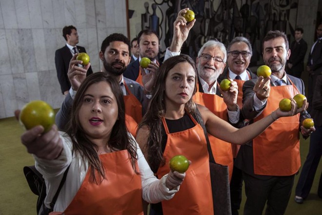 Deputados da oposição protestam contra as denúncias de candidatos laranja no PSL no dia em que o governo apresentou a reforma da Previdência. | Sérgio Lima/AFP