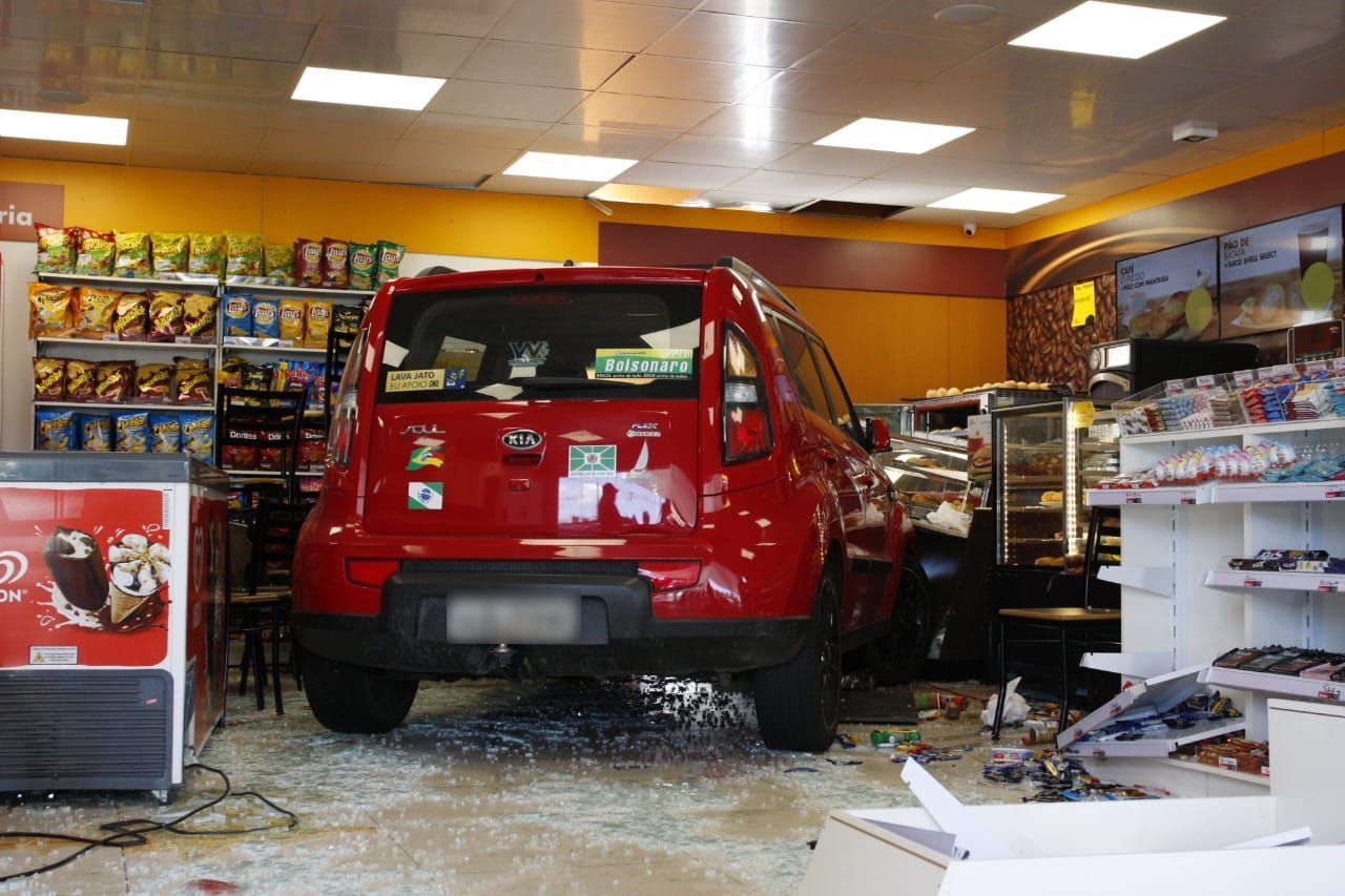 Carro foi parar no meio da loja de conviniência do posto. | Cassiano Rosario / Gazeta do Povo/