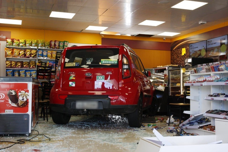 Carro foi parar no meio da loja de conviniência do posto. | Cassiano Rosario / Gazeta do Povo/