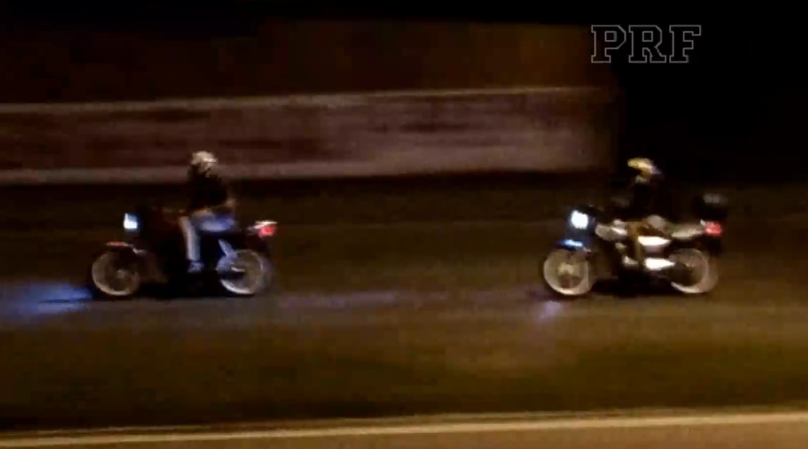 Gravação mostra motociclistas correndo na Estrada da Ribeira | Divulgação/PRF