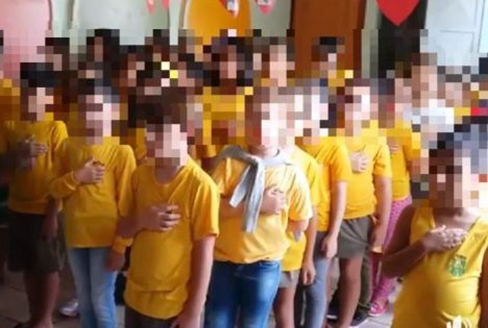 Em vídeo, crianças repetem a frase utilizada por Jair Bolsonaro durante a campanha presidencial, “Brasil acima de tudo, Deus acima de todos” | Reprodução/Facebook
