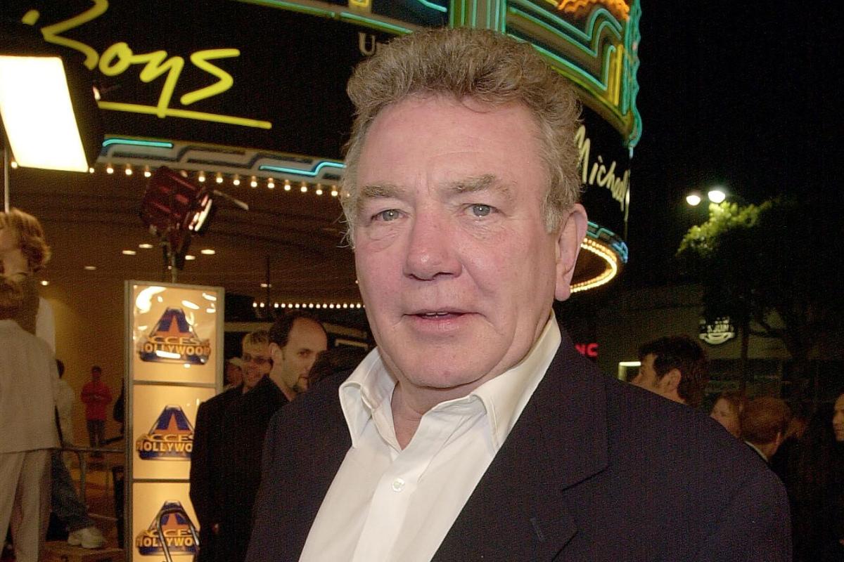 Nesta foto de arquivo tirada em 14 de março de 2000, o ator britânico Albert Finney chega para a estreia do filme "Erin Brockovich", em Los Angeles. | LUCY NICHOLSON/AFP