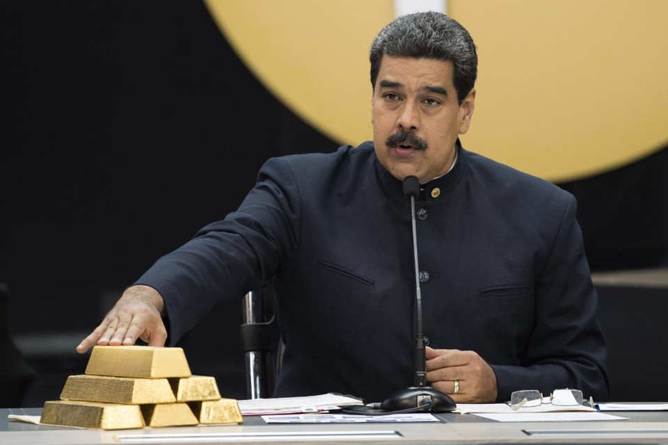 Nicolás Maduro com uma pilha de barras de ouro durante uma coletiva de imprensa em Caracas, Venezuela, em 22 de março de 2018 | Carlos Becerra / Bloomberg