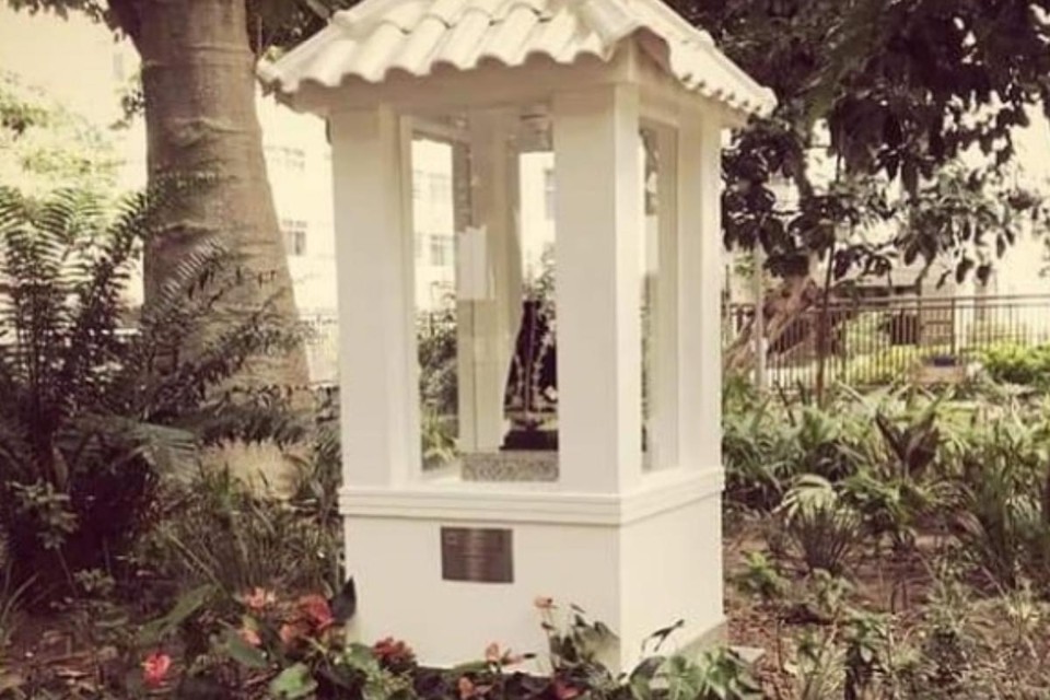 Oratório com imagem de Nossa Senhora Aparecida fica em praça do Leblon, na zona Sul do Rio de Janeiro (RJ). | Reprodução/Instagram/Paróquia Santos Anjos - Leblon