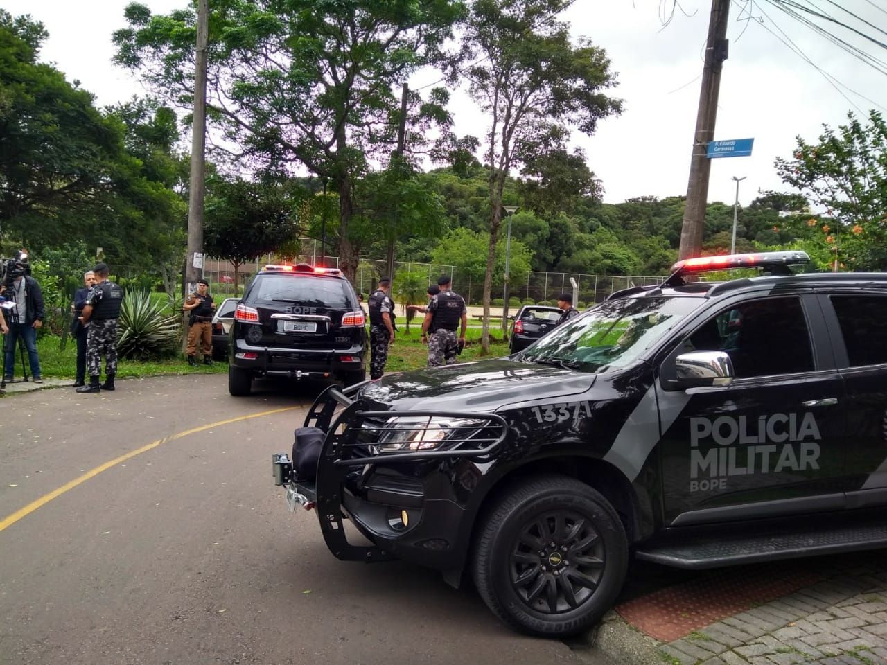 Um gari chegou a se ferir ao fugir do tiroteio no Bacacheri. | Gerson Klaina / Tribuna do Paraná/