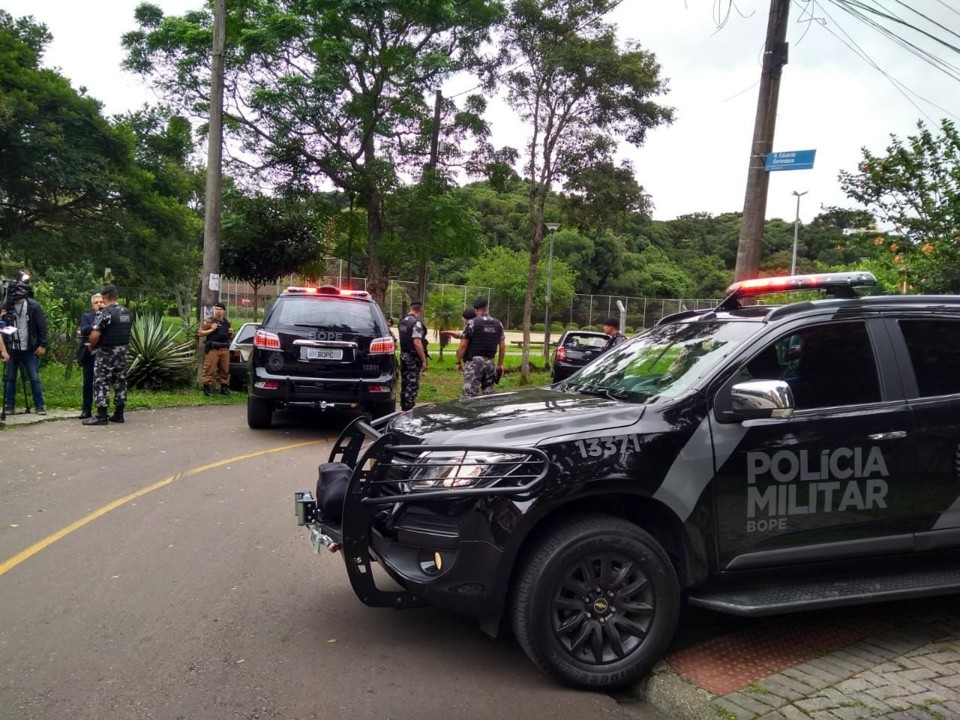 Um gari chegou a se ferir ao fugir do tiroteio no Bacacheri. | Gerson Klaina / Tribuna do Paraná/