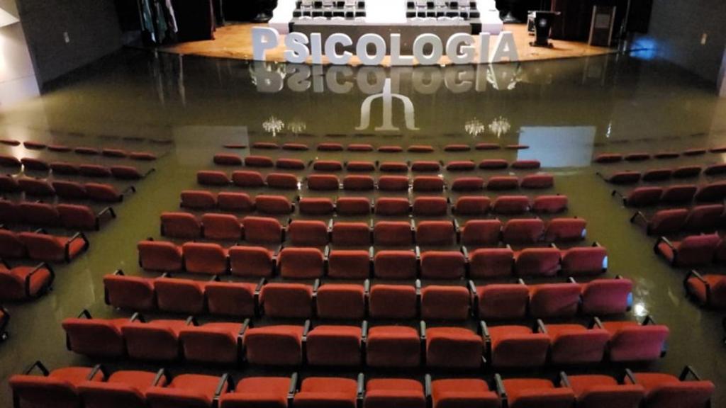 Formandos encontraram auditório alagado na hora em que iam ensaiar | Colaboração/