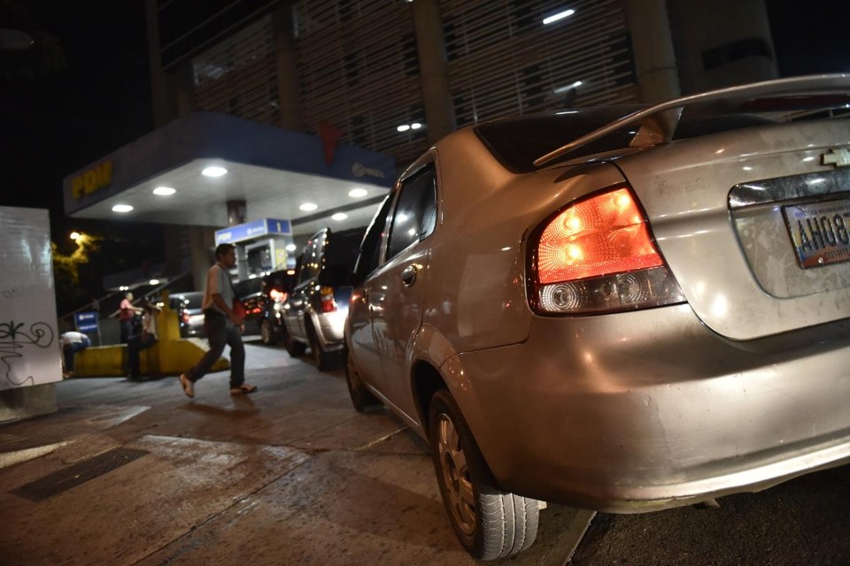 Clientes esperam na fila para abastecer veículos em um posto de gasolina em Caracas, na Venezuela | Carlos Becerra/Bloomberg