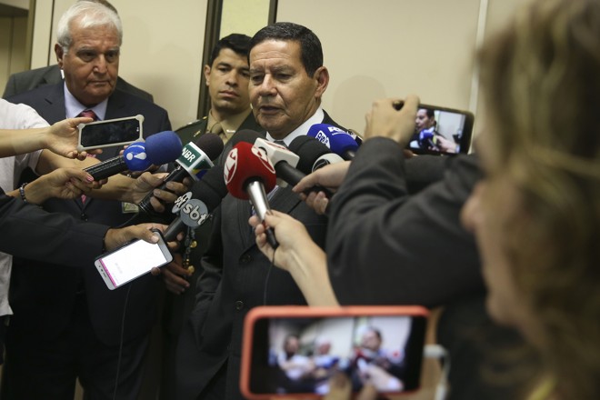 Mourão cercado de jornalistas: declarações do vice-presidente têm incomodado o governo e aliados. | Valter Campanato/Agência Brasil