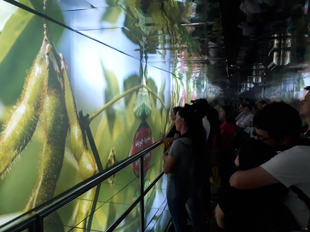 Público assiste a apresentação sobre terceira geração de transgênicos em stand da Bayer no Show Rural, em Cascavel | Marcos Tosi/Gazeta do Povo