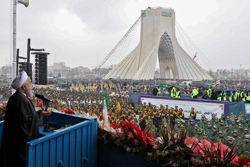 O presidente iraniano Hassan Rouhani discursa durante comemoração do 40º aniversário da Revolução Islâmica na capital Teerã | AFP