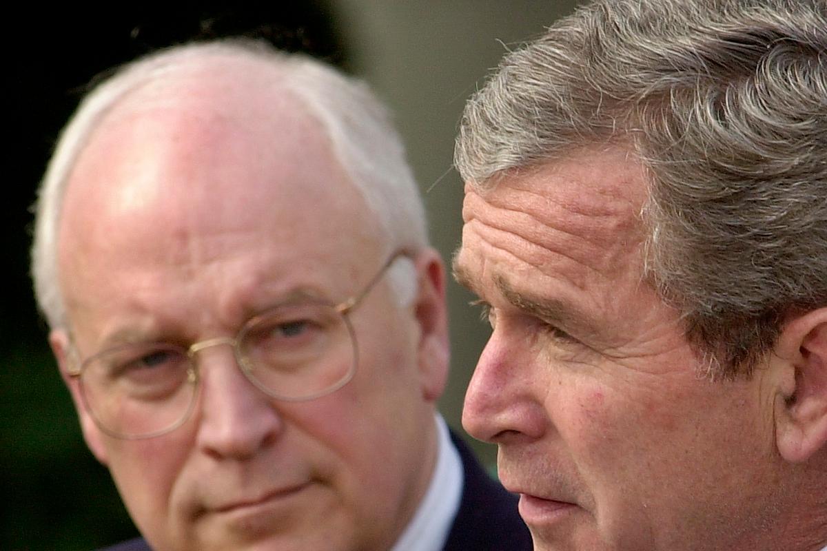 O então presidente dos EUA, George W. Bush, é observado pelo vice, Dick Cheney (9 de março de 2002). | MT/ME/MIKE THEILER