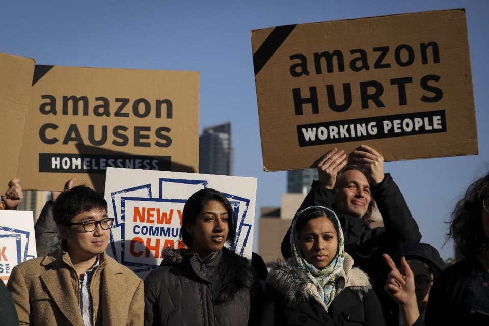 Ativistas e membros da comunidade que protestaram contra o plano da Amazon de construir uma sede em Nova York comemoraram o cancelamento do plano, anunciado na quinta-feira |  Drew Angerer / AFP