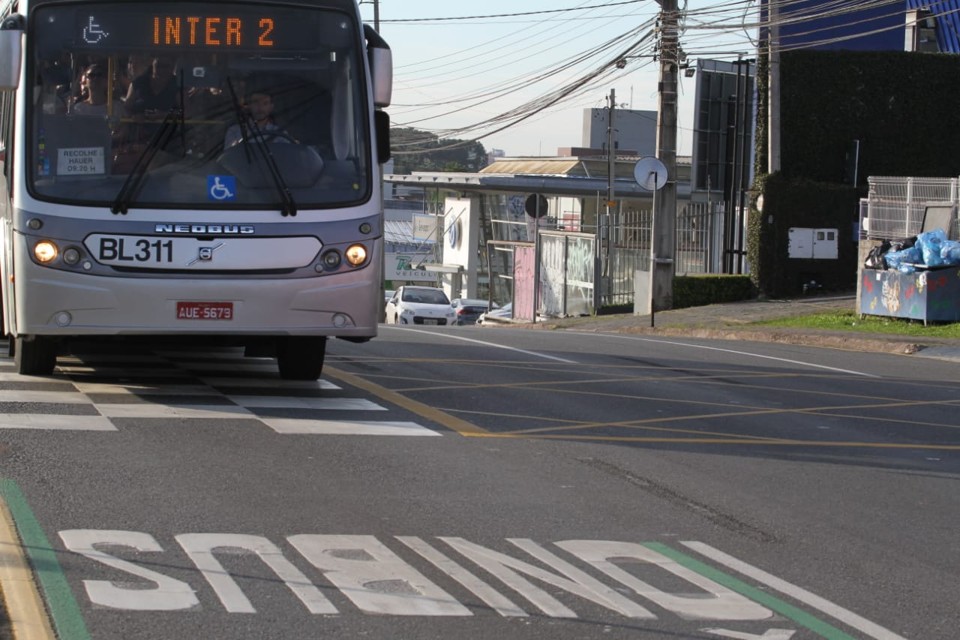 Desde o dia 21 de janeiro ônibus trafegam pela via exclusiva na Mário Tourinho. | Gerson Klaina / Tribuna do Paraná/