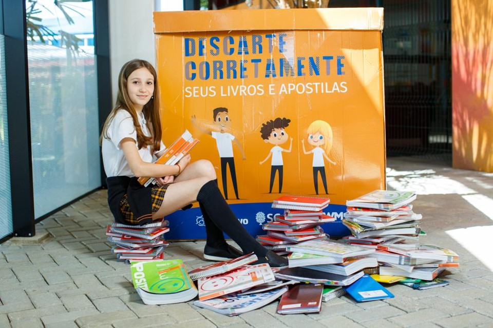 Ideia de aluna vira projeto de sustentabilidade em colégios de Curitiba Helena Giotto sugeriu um programa de reciclagem de materiais didáticos usados e rabiscados. | Diego Wladyka /Divulgação