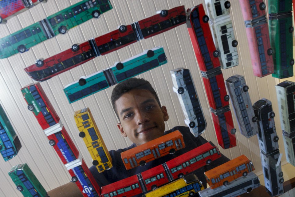 João Victor da Silva, de 18 anos, se tornou busólogo após começar a replicar os ônibus de Curitiba. | Cassiano Rosario/Gazeta do Povo