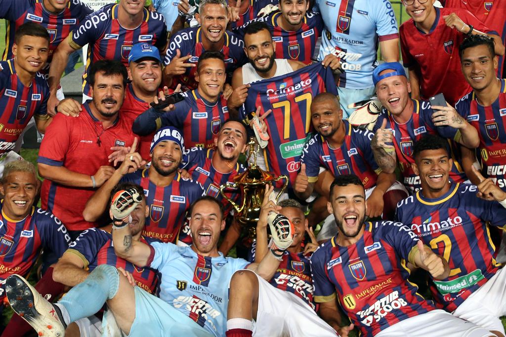 Jogadores do Toledo festejam título do primeiro turno do Paranaense. | Albari Rosa/Gazeta do Povo