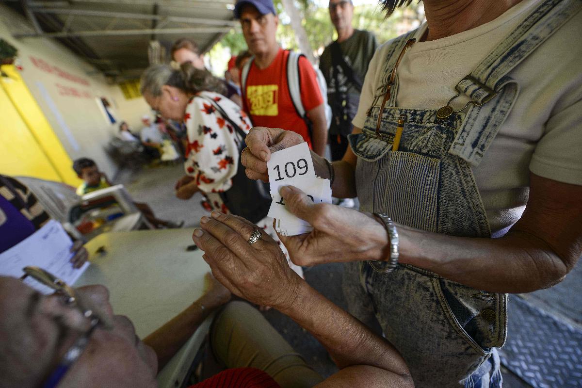 Pessoas fazem fila para comprar comida na Venezuela | MATIAS DELACROIX/AFP