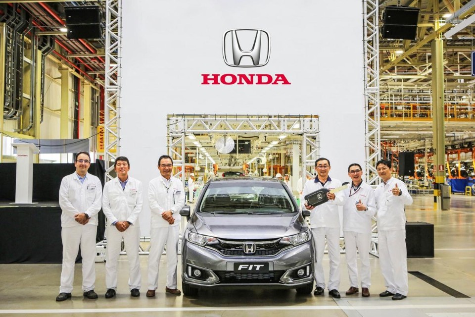 O primeiro Fit saindo da linha de produção da nova unidade em Itirapina (SP). | Mario Villaescusa / Honda