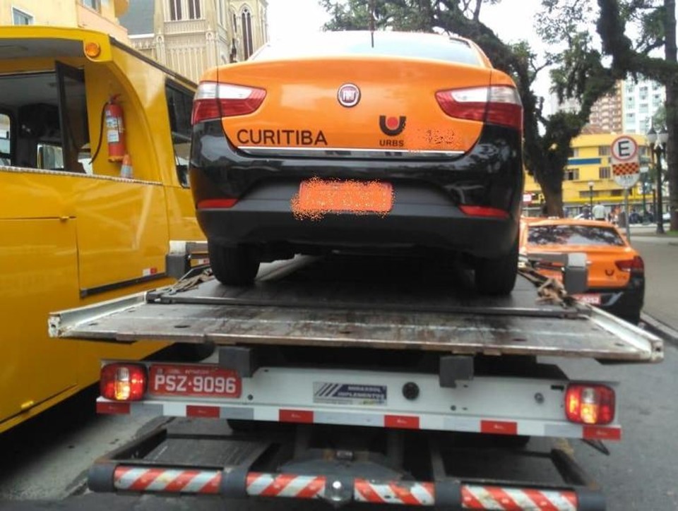 Táxi guinchado pela Setran na manhã desta terça: licenciamento atrasado. | Setran/