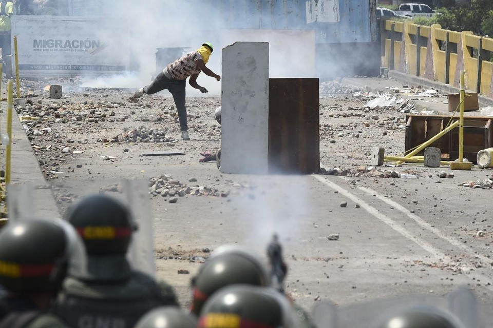 Manifestantes colidem com as forças da Guarda Nacional Venezuelana na ponte internacional Simón Bolívar, que liga Cúcuta à cidade venezuelana San Antonio del Táchira, em 24 de fevereiro de 2019 | FEDERICO PARRA/AFP