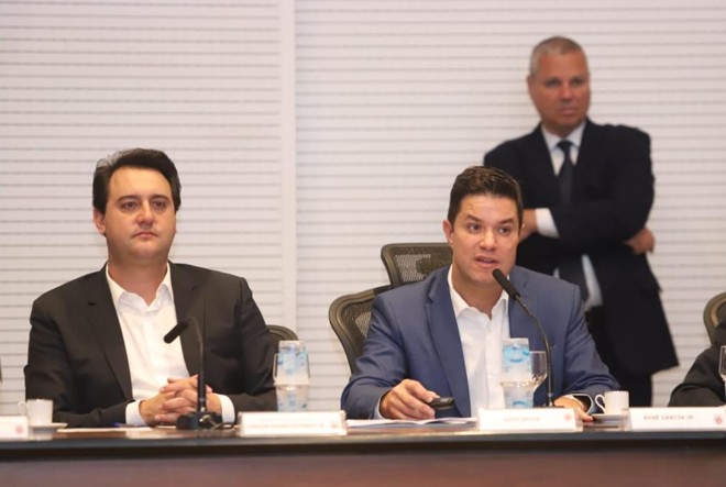 Governador ao lado do secretário Guto Silva. | Rodrigo Félix Leal / ANPr/