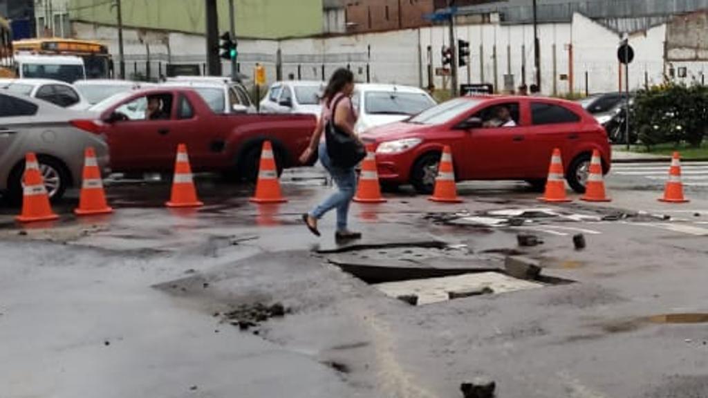 Cratera na Av. Desembargador Westphalen que se abriu por causa da chuva. | Divulgação/Setran