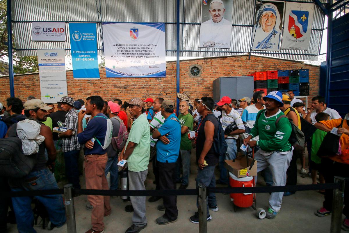 Venezuelanos fazem fila em um abrigo para migrantes na cidade colombiana de Cúcuta, na fronteira | SCHNEYDER MENDOZA / AFP