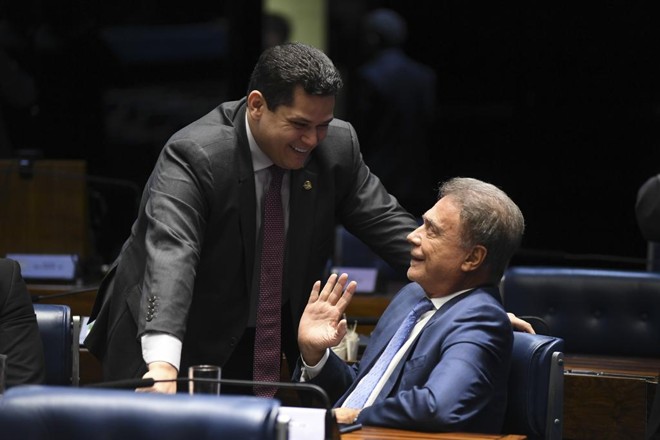 O presidente do Senado, senador Davi Alcolumbre (DEM-AP), com o senador Alvaro Dias (Pode-PR). | Jefferson Rudy/
Agência Senado