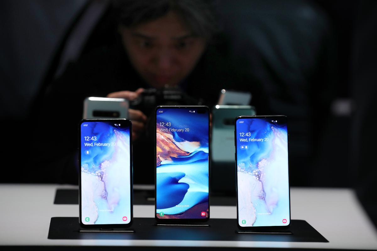 Modelos da linha Galaxy 10 | JUSTIN SULLIVAN/AFP