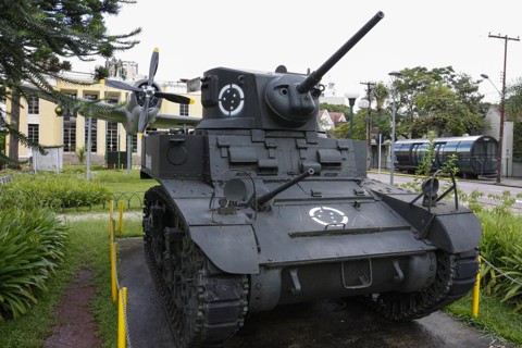 Tanque M3 Stuart e avião P-47 Thunderbolt estão entre as principais peças do Museu do Expedicionário. | Cassiano Rosario/Gazeta do Povo