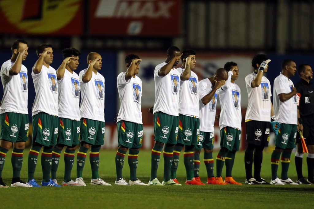Jogadores do Sampaio Correa na hora do hino nacional em um jogo com o Paraná em 2015. Continência foi homenagem ao pai do goleiro Ruan, que era sargento da PM, | Albari Rosa/Gazeta do Povo