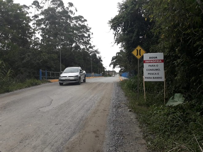 Antes de água transparente, Rio São João está verde desde o vazamento de óleo industrial na última quarta-feira. | 