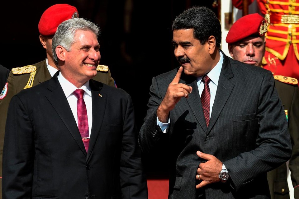 Líderes de Cuba e Venezuela, Miguel Díaz-Canel e Nicolás Maduro recebem apoio da Rússia em sistemas de defesa | JUAN BARRETO/AFP