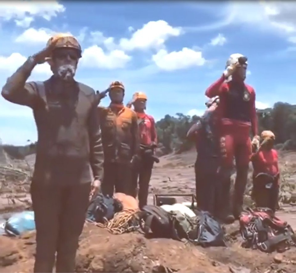 Capitão Daniel Lorenzetto (à direita, de capacete branco), comanda a homenagem às vitimas de Brumadinho. | Corpo de Bombeiros MG/