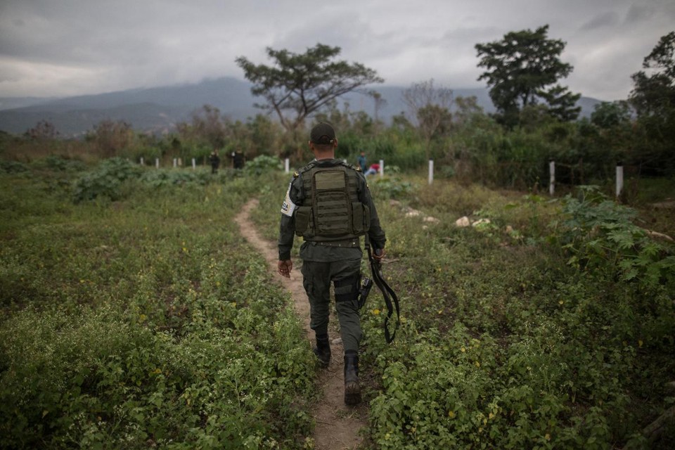 Policiais Fiscais e Aduaneiros patrulham as rotas de contrabando perto de Cúcuta, na Colômbia | Ivan Valencia/Bloomberg