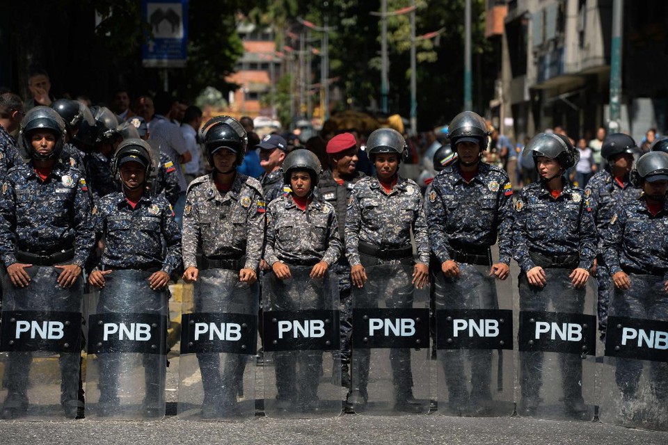 Membros da Polícia Nacional Bolivariana (PNB) vigiam a região do Hospital Infantil Dr. JM de los Rios em Caracas | FEDERICO PARRA/AFP
