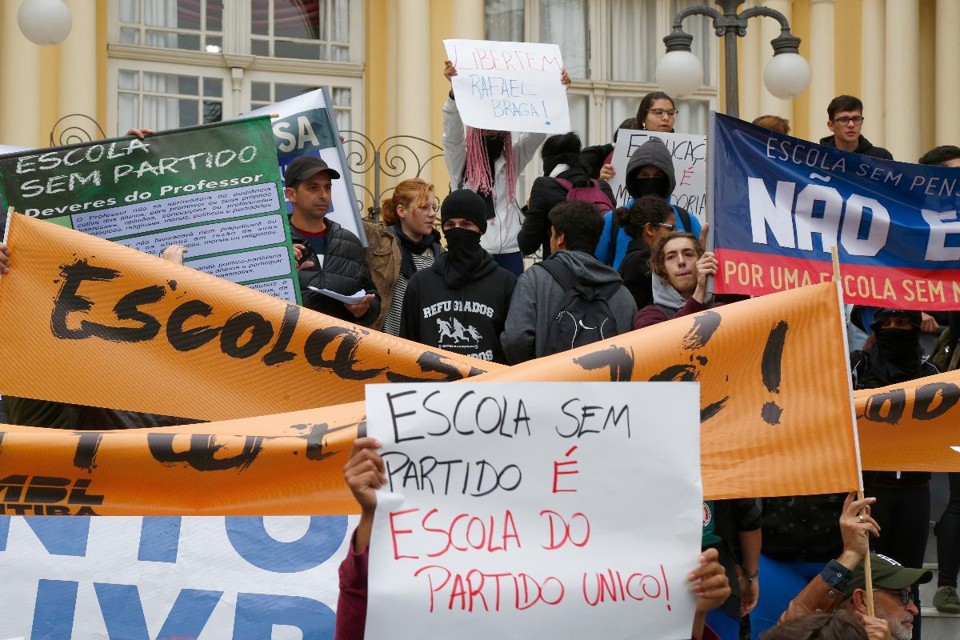 Manifestantes contra e a favor do projeto “Escola sem Partido” protestam em frente a Câmara Municipal, em 2018 | Aniele Nascimento/Gazeta do Povo