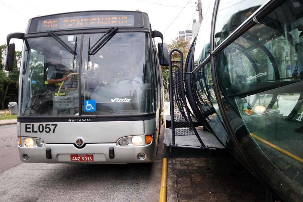 Urbs retirou rampas de alguns ônibus para aproximá-los da plataforma de embarque e desembarque. | Lucilia Guimarães/SMCS