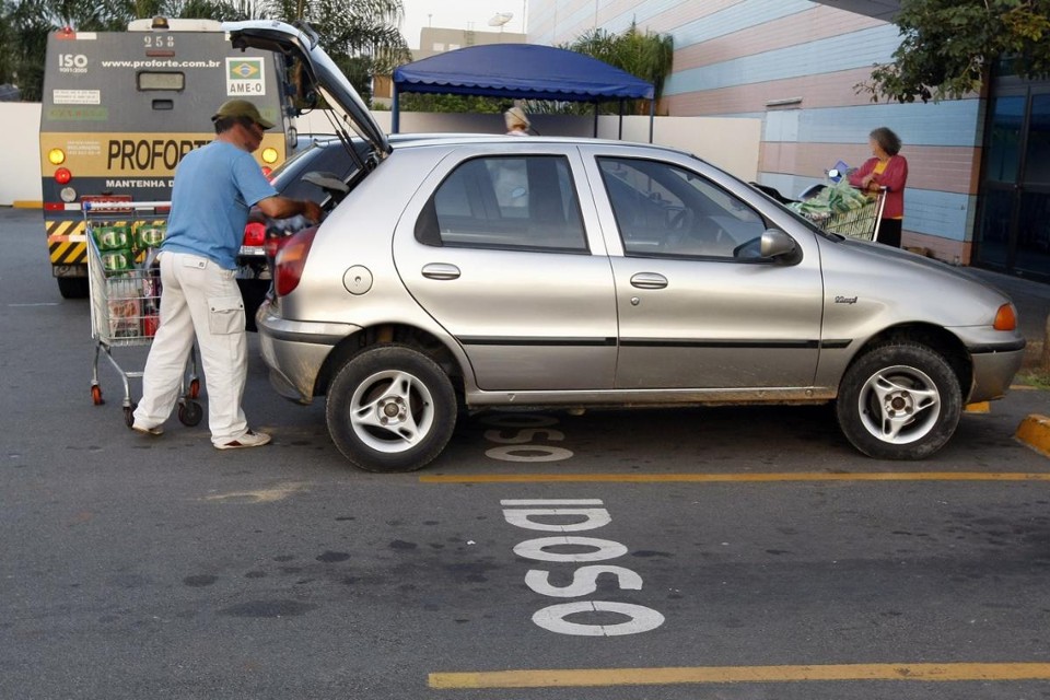 Motorista usa a vaga de idoso para realizar compras no supermercado. | Rodolfo BuhrerGazeta do Povo