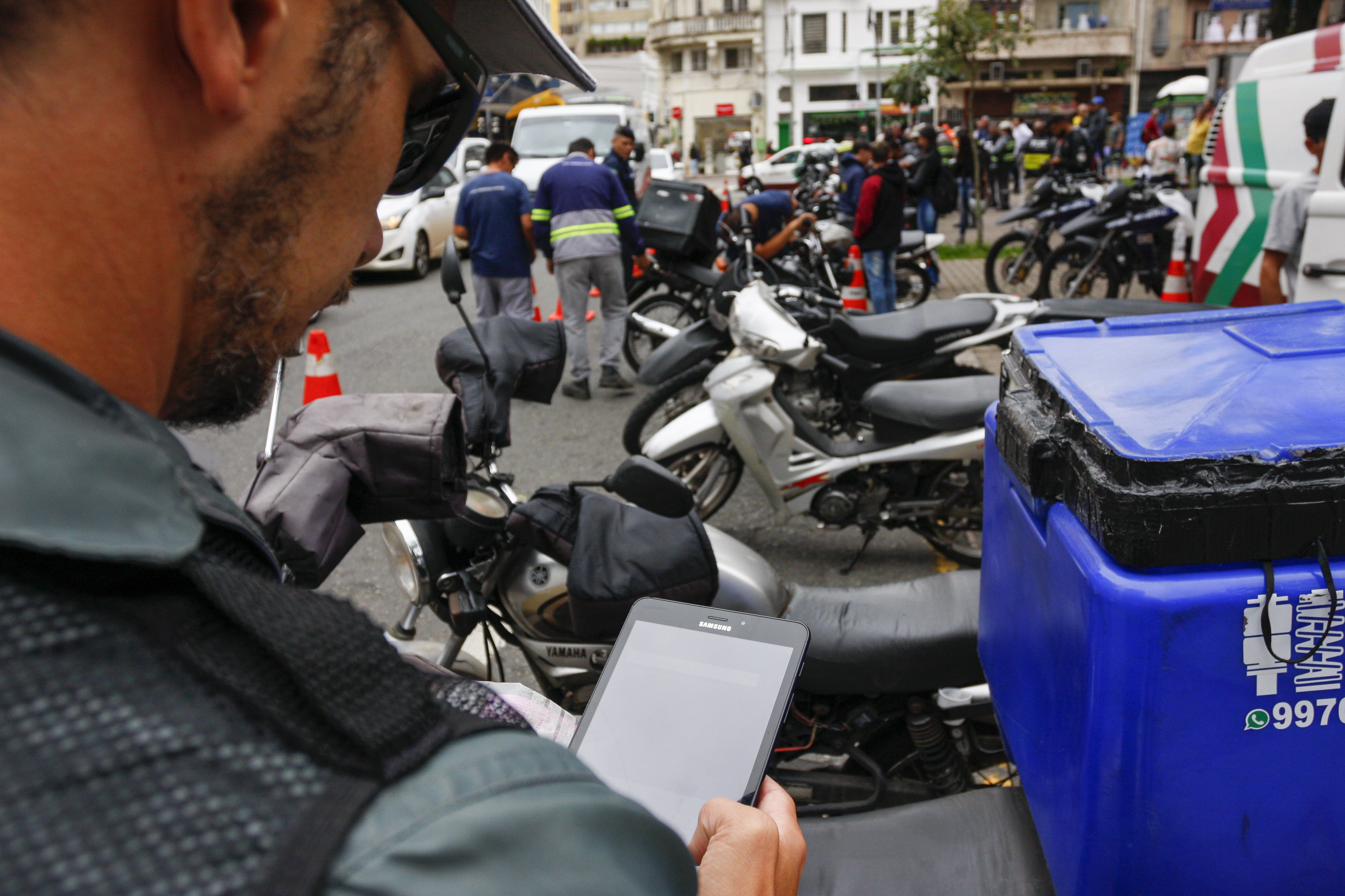 Fiscalização de motos na Praça Tiradentes semana passada: escapamentos barulhentos irritam. | Cassiano Rosario/Gazeta do Povo