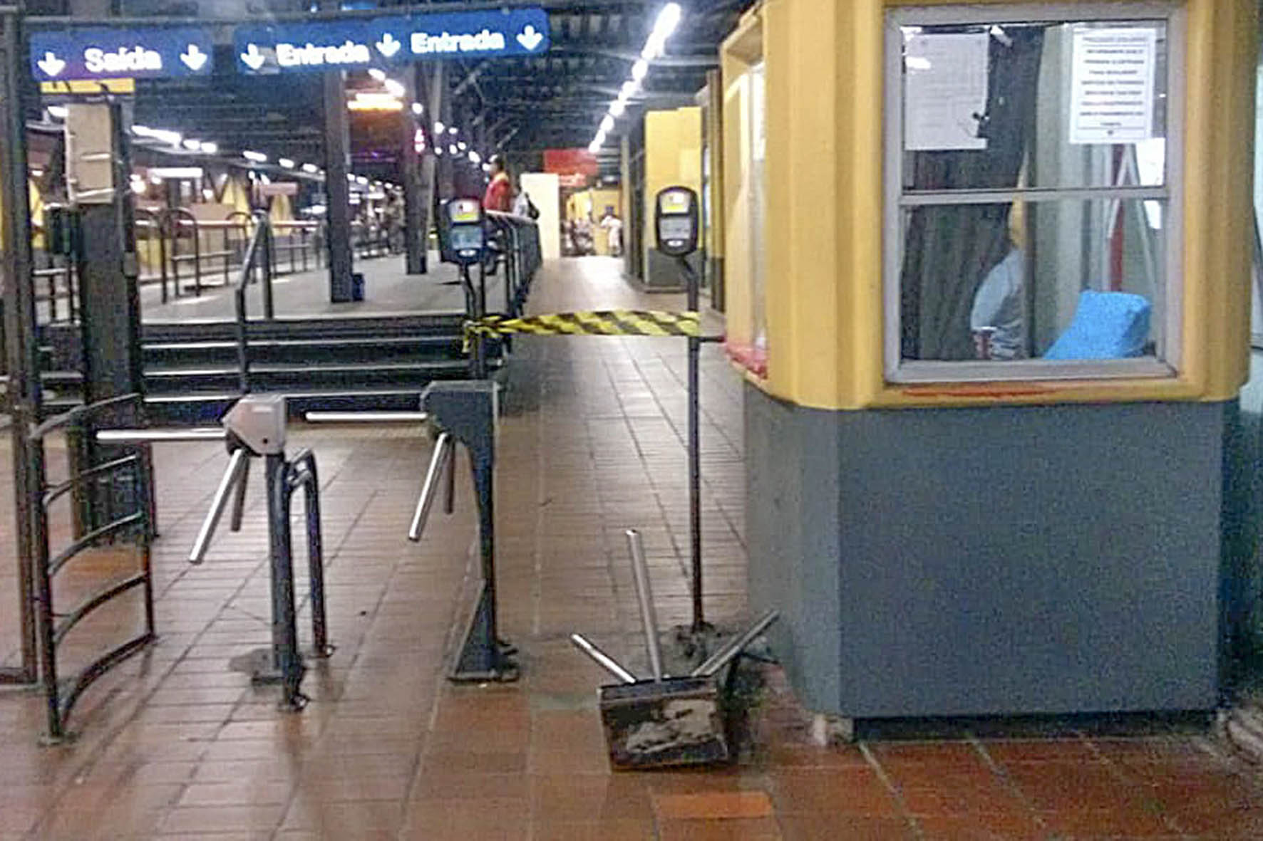 Terminal de ônibus danificado por torcedores de Athletico e Coritiba dia 30 de janeiro | Divulgação/URBS