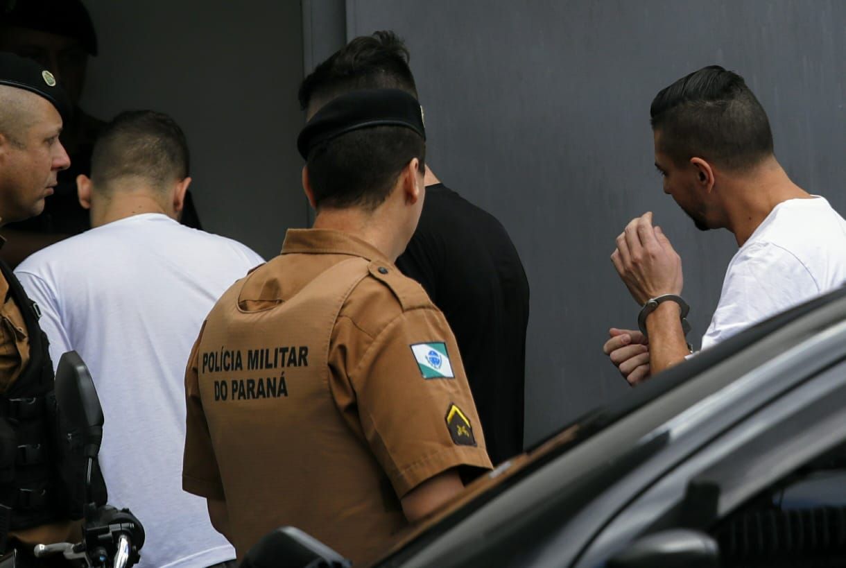 À direita, Edison Brittes Jr, assassino confesso de Daniel, chega para audiência no Fórum de São José dos Pinhais. | Jonathan Campos / Gazeta do Povo/