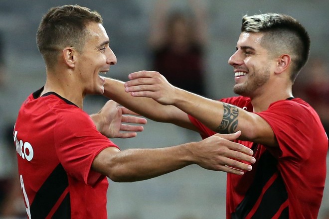 Marco Ruben e Tomás Andrade comemoram um dos gols marcado por Ruben. Foto: Albari Rosa/Gazeta do Povo. | /